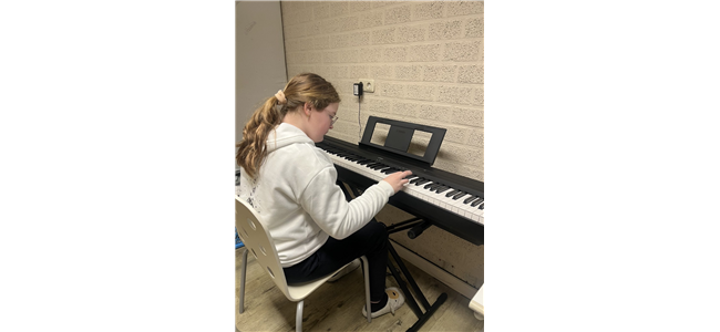 j. oefende vandaag met het liedje another love op de keyboard