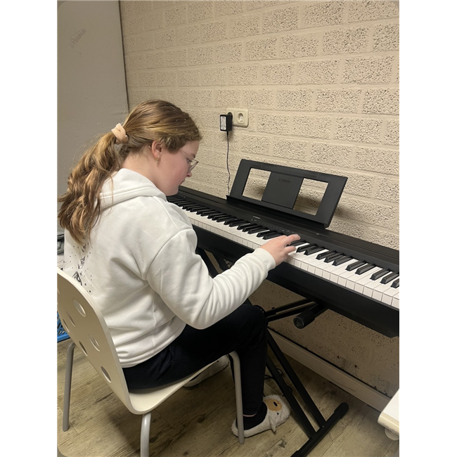 j. oefende vandaag met het liedje another love op de keyboard